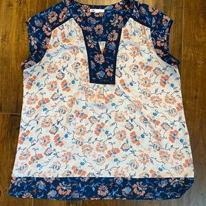DR2 light and airy sleeveless floral blouse with contrasting collar. Size L